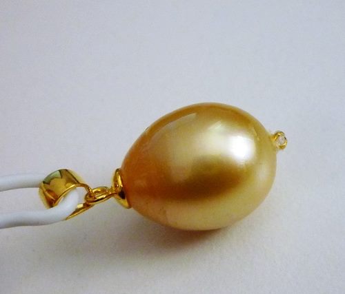 GORGEOUS CULTURED TOP GOLDEN SOUTH SEA DROP PEARL PENDANT