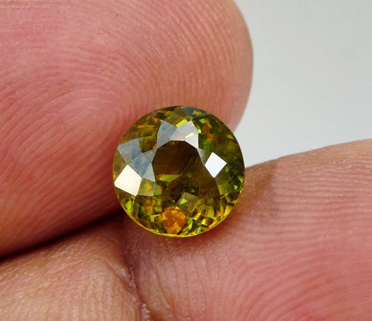 2.23CT SPLENDID ROUND IRIDESCENT 100% NATURAL YELLOWISH GREEN SPHENE TITANITE