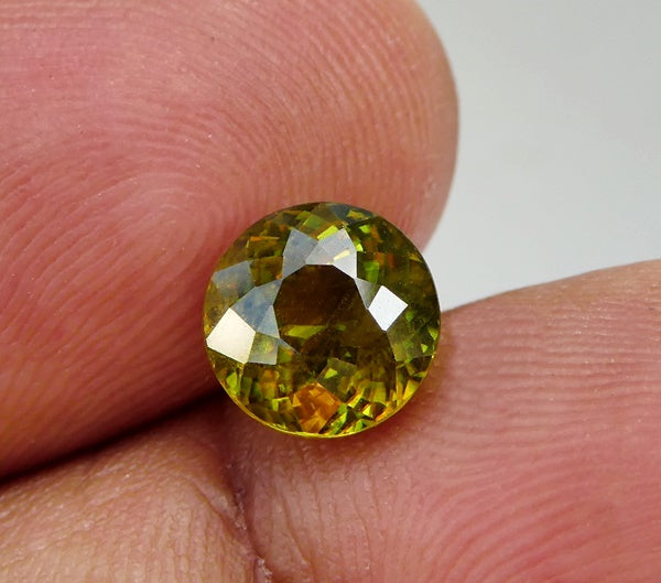 2.23CT SPLENDID ROUND IRIDESCENT 100% NATURAL YELLOWISH GREEN SPHENE TITANITE