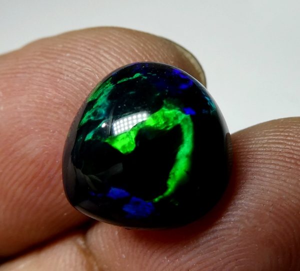 4.68CT UNHEATED RAINBOW STUNNER FLASHING 100% NATURAL BLACK OPAL